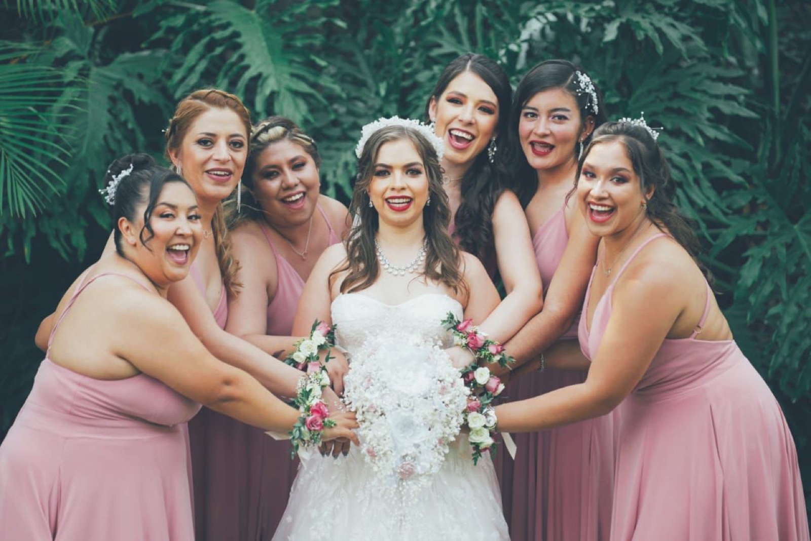 Novia con sus damas de honor en vestidos D'honor rosa palo