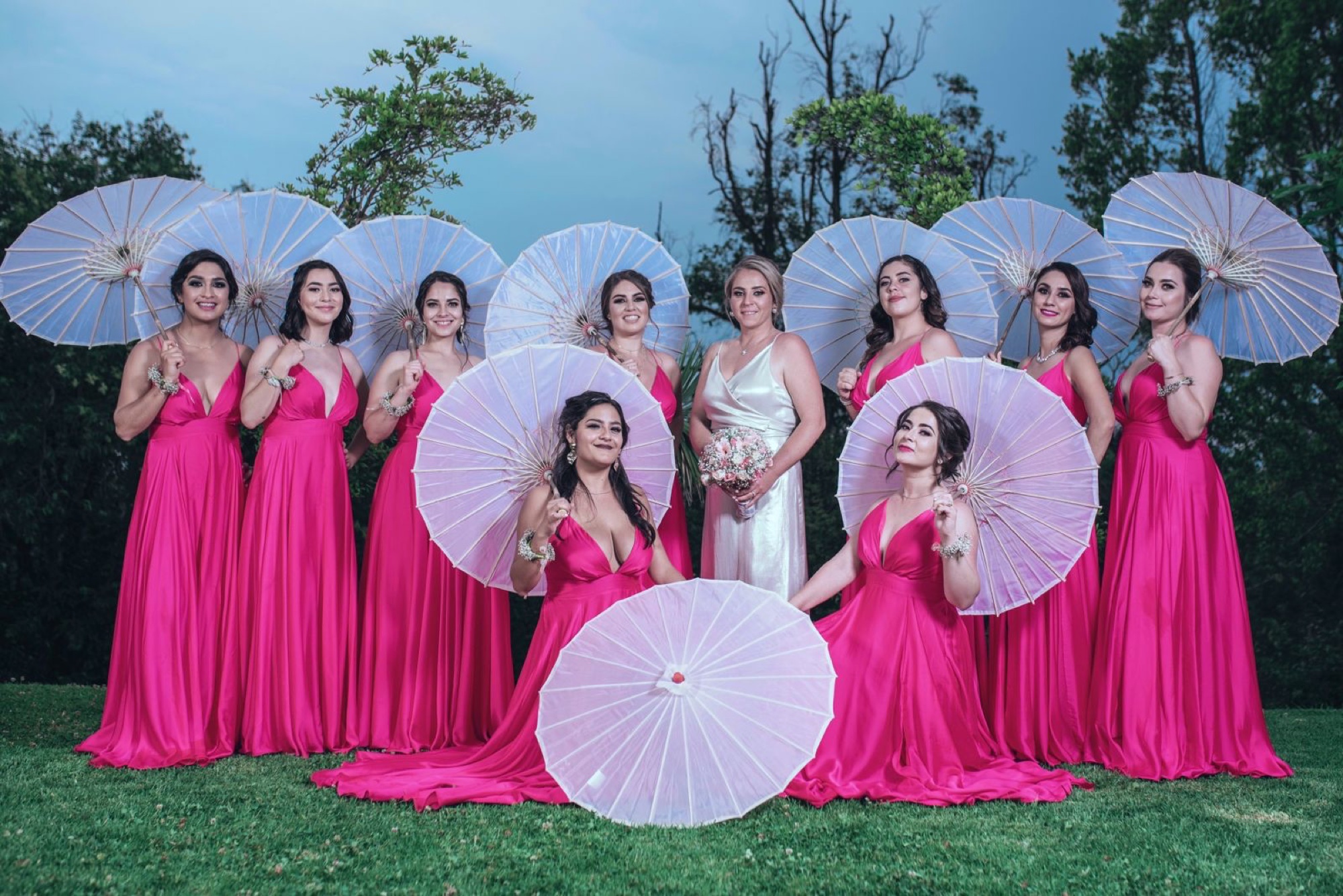 Novia con sus damas de honor en vestidos D'honor color fucsia