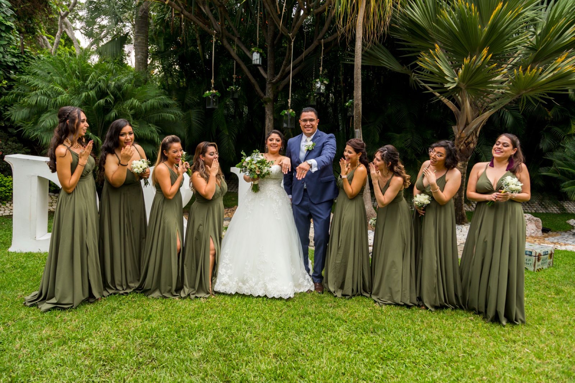 Novios con damas de honor en vestidos D'honor verde olivo