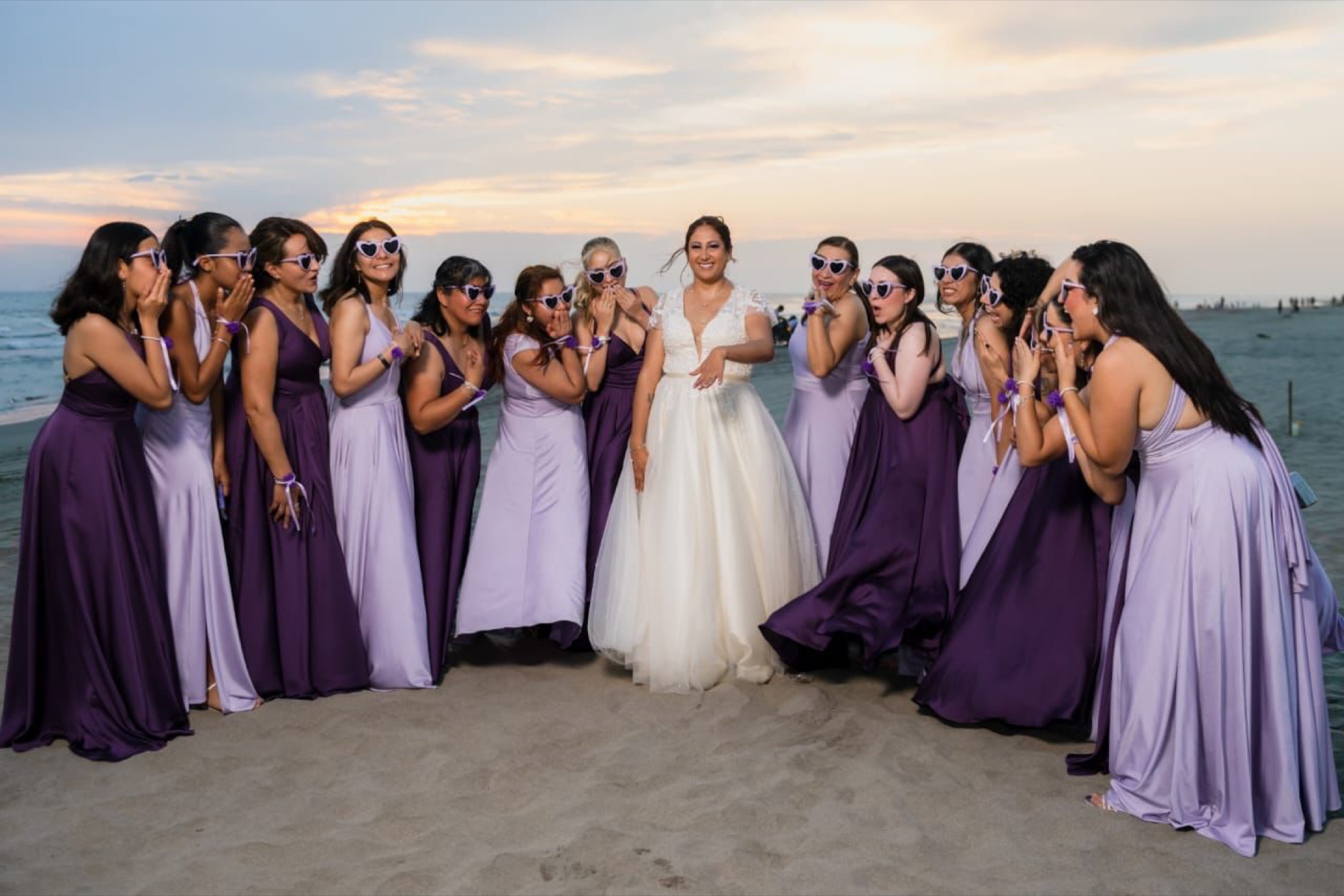 Novia con sus damas de honor en vestidos D'honor morados
