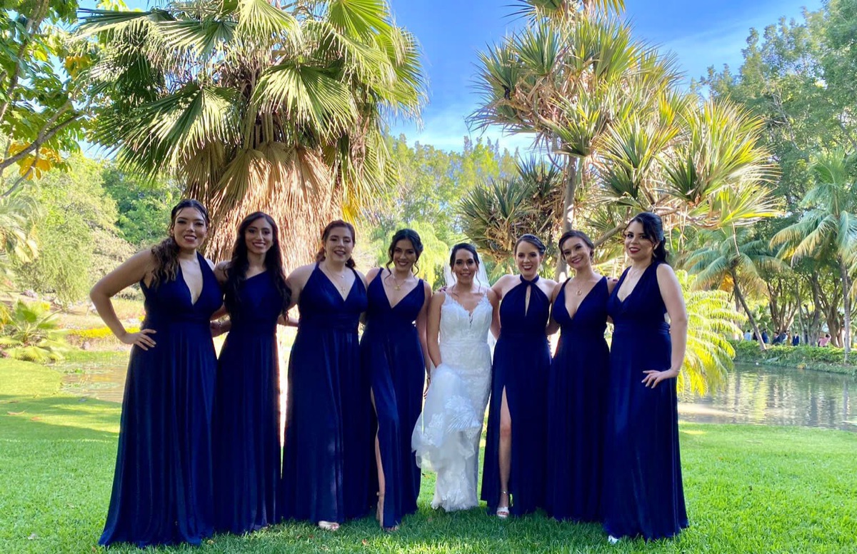 Novia con sus damas listas para el evento