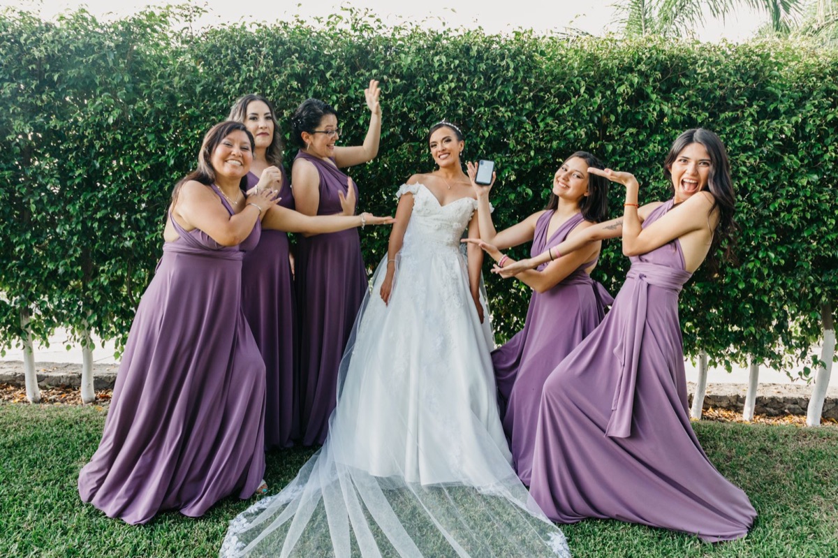 Elige tela, color y talla para cada vestido